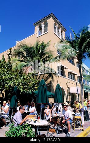 USA, FLORIDA, MIAMI, ART DÉCO-VIERTEL VON MIAMI BEACH. NEWS CAFE AM OCEAN DRIVE Stockfoto