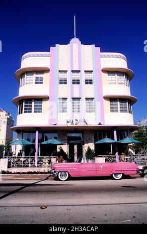 USA, FLORIDA, MIAMI BEACH, PINKER CADILLAC VOR DEM MARLIN HOTEL IM ART DÉCO-VIERTEL Stockfoto