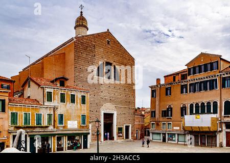 01. Oktober 2017 - Venedig, Venetien, Italien: Campo San Pantalon und Hauptfassade der Kirche San Pantalon in Venedig. Stockfoto