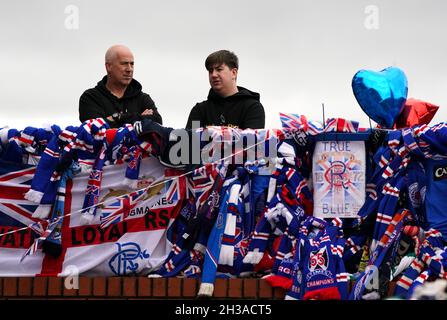 Im Ibrox Stadium werden weiterhin Ehrungen zum Gedenken an den ehemaligen Schottland, die Rangers und den Everton-Manager Walter Smith, der gestern (Dienstag, 26. Oktober) im Alter von 73 Jahren verstorben ist, abgehalten. Bilddatum: Mittwoch, 27. Oktober 2021. Stockfoto