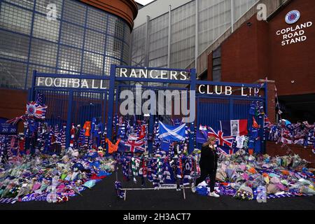 Im Ibrox Stadium werden weiterhin Ehrungen zum Gedenken an den ehemaligen Schottland, die Rangers und den Everton-Manager Walter Smith, der gestern (Dienstag, 26. Oktober) im Alter von 73 Jahren verstorben ist, abgehalten. Bilddatum: Mittwoch, 27. Oktober 2021. Stockfoto