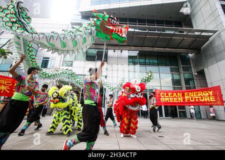 Metro Manila, Philippinen. Oktober 2021. Klimaaktivisten veranstalteten vor der chinesischen Botschaft in Makati einen Drachen- und Löwentanz, um sich vor der Klimakonferenz der Vereinten Nationen in Glasgow, Schottland, für die von Asien geführte Führung zu versammeln. Stockfoto