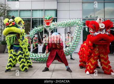 Metro Manila, Philippinen. Oktober 2021. Klimaaktivisten veranstalteten vor der chinesischen Botschaft in Makati einen Drachen- und Löwentanz, um sich vor der Klimakonferenz der Vereinten Nationen in Glasgow, Schottland, für die von Asien geführte Führung zu versammeln. Stockfoto