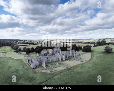 Luftbild Landschaftsbild der Ruinen von Castle Acre Priory ein mittelalterliches Gebäude im Dorf Castle Acre Norfolk England Stockfoto