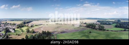 Panorama-Luftbild über dem Dorf Weeting, Brandon in England mit einer Schweinehaltung und der Kirche im Blick Stockfoto