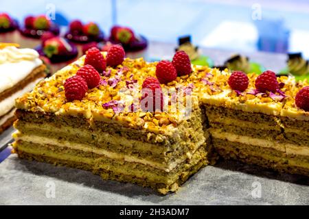 Köstlicher Kuchen mit Himbeeren im EL&N Cafe Brompton Road, London, Großbritannien Stockfoto