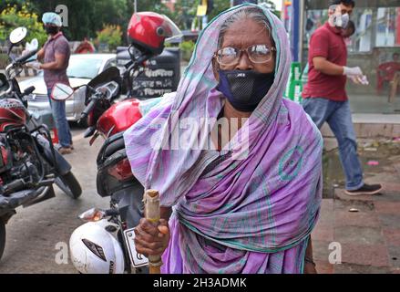 Porträt einer alten Frau mit einem Gehstock während des Lockdown. Das Land hatte mehrere Sperren, um die Ausbreitung des Coronavirus einzudämmen. Dhaka, Bangladesch. Stockfoto