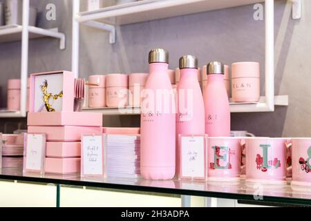 Pink Merchandise im EL&N Cafe Brompton Road, London, Großbritannien Stockfoto