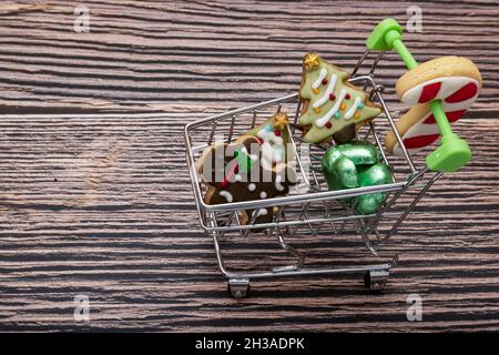 Ein Spielzeug-Einkaufswagen mit Weihnachtsthema-Zuckerplätzchen. Stockfoto