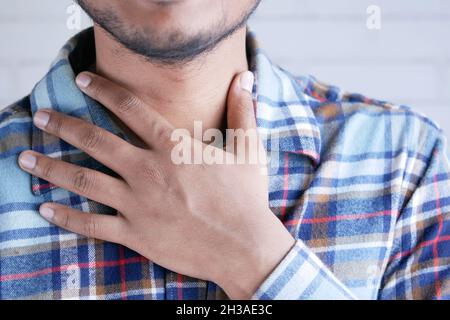 Unerkannte Mann, der Kehlschmerz aus der Nähe leidet Stockfoto