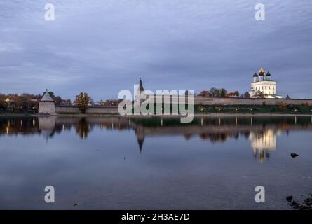 Pskow Kreml mit Reflexion im Wasser des Velikaya Flusses. Abendansicht des Kremls mit Beleuchtung der Trinity-Kathedrale Stockfoto