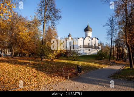 Pskov Stadtbild, St. Basilius der große Kirche auf einem Hügel in einem Herbstpark Stockfoto