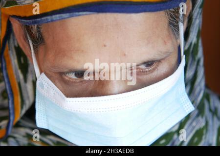 Nahaufnahme eines asiatischen Frauenauges mit Gesichtsmaske Stockfoto