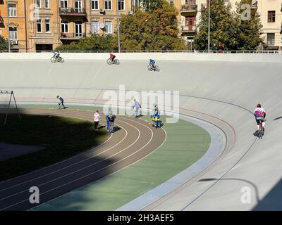 10-09-2021 Kiew, Ukraine. Menschen Radfahren und Rollerskaten auf Outdoor-Velodrom in der Stadt Stockfoto