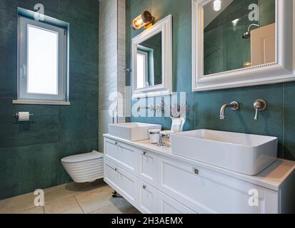 Modernes Badezimmer mit großen Fliesen und zwei Waschbecken Stockfoto