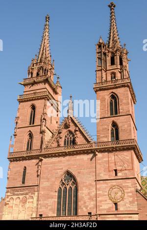 Blick auf den Basler Dom auf die Schweiz Stockfoto