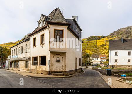 Überschwemmungskatastrophe 2021 im Ahrtal, Mayschoß, Deutschland. Fast alle Häuser im Dorf sind unbewohnbar und es gibt seit Monaten kein fließendes Wasser in den Häusern. Stockfoto