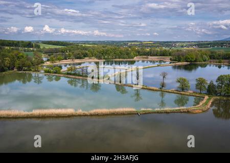 Luftaufnahme von Fischteichen im Dorf Miedzyrzecze Gorne im Kreis Bielsko, Woiwodschaft Schlesien in Mittelpolen Stockfoto