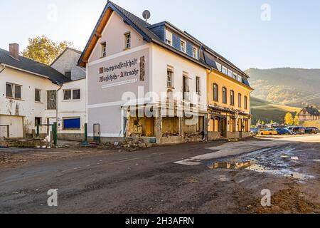 Überschwemmungskatastrophe 2021 im Ahrtal, Mayschoß, Deutschland. Fast alle Häuser im Dorf sind unbewohnbar und es gibt seit Monaten kein fließendes Wasser in den Häusern. Stockfoto