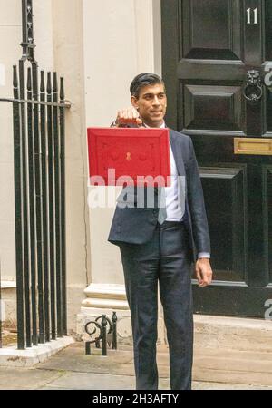 London, Großbritannien. Oktober 2021. Rishi Sunak, Schatzkanzler, mit seiner roten Budgetbox, vor dem Herbstbudget, bei 11 Downing Street London Credit: Ian Davidson/Alamy Live News Stockfoto