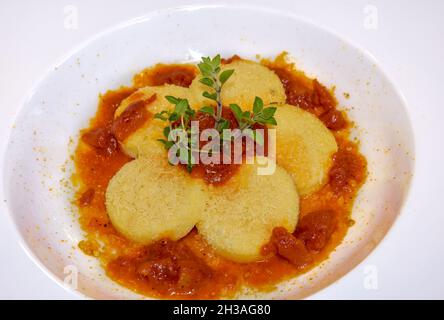 Gnocchi alla Romana mit Tomatensauce und Käse, typisch italienische Knödel aus Rom mit Grieß Stockfoto