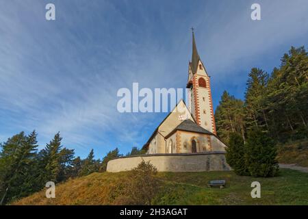 Kirche von San Giacomo in den Dolomiten, Norditalien Stockfoto