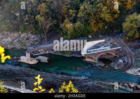 Überschwemmungskatastrophe 2021 im Ahrtal. Zerstörte Brücke in Rech, Deutschland Eisenbahnbrücke und Straßenbrücke, die von den Wassermassen bei Mayschoß, Deutschland, zerstört wurde Stockfoto