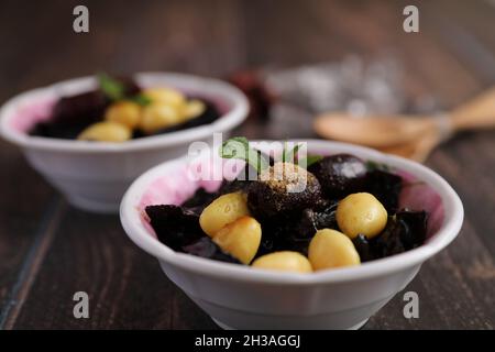 Lokale Thai Dessert Glas Gelee isoliert in Holz Hintergrund Stockfoto