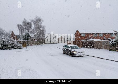 Autofahren bei starkem Schneesturm am 24. Januar 2021 in der Nähe von Hounslow Heath, London, Großbritannien. Stockfoto