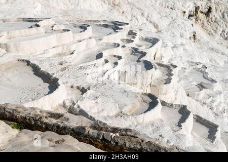 Travertin-Terrassenformationen in Pamukkale, Türkei. Das Gebiet ist berühmt für seine Karbonatmineraltravertinen, die durch das fließende Thermalwasser hinterlassen werden Stockfoto