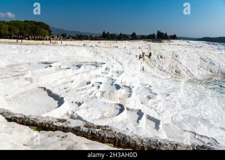 Travertin-Terrassenformationen in Pamukkale, Türkei. Das Gebiet ist berühmt für seine Karbonatmineraltravertinen, die durch das fließende Thermalwasser hinterlassen werden Stockfoto