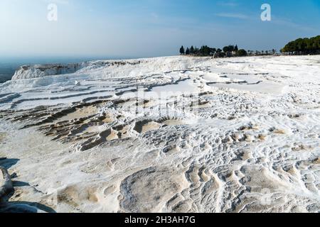 Travertin-Terrassenformationen in Pamukkale, Türkei. Das Gebiet ist berühmt für seine Karbonatmineraltravertinen, die durch das fließende Thermalwasser hinterlassen werden Stockfoto