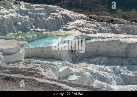 Travertin-Terrassenformationen in Pamukkale, Türkei. Das Gebiet ist berühmt für seine Karbonatmineraltravertinen, die durch das fließende Thermalwasser hinterlassen werden Stockfoto