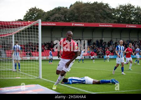 Tom Elliot feiert, nachdem er das erste Tor erzielt hat. Salford City 2-0 Hartlepool United. Das Peninsula Stadium, Moor Lane, Salford. Stockfoto