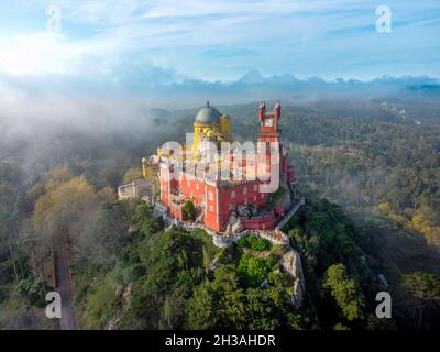 Der Pena Palast und der geheimnisvolle Himmel, den die Drohne sieht Stockfoto
