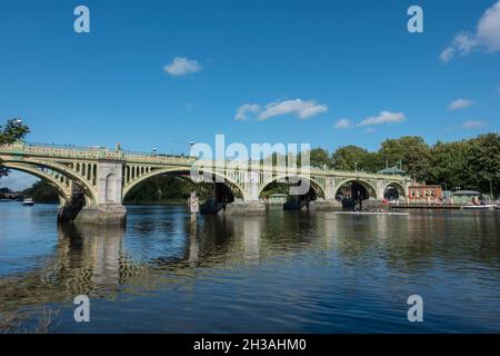 Schloss Richmond und Fußgänger Fußgängerbrücke über die Themse in Richmond, South West London, UK. Stockfoto