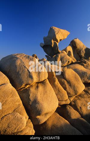 SÜDKORSIKA (2A) FELSEN IN DER NÄHE VON CAMPOMORO DORF Stockfoto