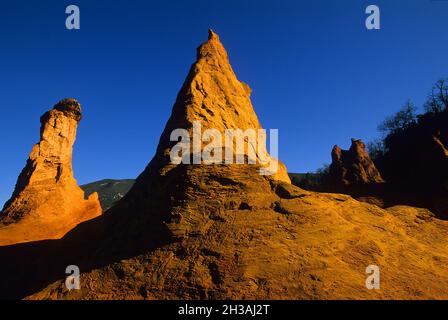 FRANKREICH. VAUCLUSE (84) REGION LUBERON. OCKERFARBENER STEINBRUCH BEI RUSTREL Stockfoto