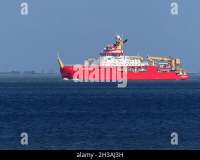 Sheerness, Kent, Großbritannien. Oktober 2021. Das Polarforschungsschiff „RRS Sir David Attenborough“ kam zum ersten Mal aus Sheerness, Kent, auf die Themse. Die Öffentlichkeit stimmte ursprünglich dafür, das Schiff "Boaty McBoatface" zu nennen - stattdessen wurde dieser Name einem ferngesteuerten U-Boot gegeben, das an Bord transportiert wurde. Das Schiff ist eines der fortschrittlichsten der Welt und kostet £200 Millionen. Kredit: James Bell/Alamy Live Nachrichten Stockfoto