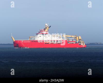 Sheerness, Kent, Großbritannien. Oktober 2021. Das Polarforschungsschiff „RRS Sir David Attenborough“ kam zum ersten Mal aus Sheerness, Kent, auf die Themse. Die Öffentlichkeit stimmte ursprünglich dafür, das Schiff "Boaty McBoatface" zu nennen - stattdessen wurde dieser Name einem ferngesteuerten U-Boot gegeben, das an Bord transportiert wurde. Das Schiff ist eines der fortschrittlichsten der Welt und kostet £200 Millionen. Kredit: James Bell/Alamy Live Nachrichten Stockfoto