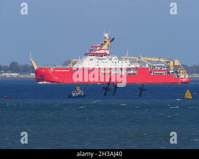 Sheerness, Kent, Großbritannien. Oktober 2021. Das Polarforschungsschiff „RRS Sir David Attenborough“ kam zum ersten Mal aus Sheerness, Kent, auf die Themse. Die Öffentlichkeit stimmte ursprünglich dafür, das Schiff "Boaty McBoatface" zu nennen - stattdessen wurde dieser Name einem ferngesteuerten U-Boot gegeben, das an Bord transportiert wurde. Das Schiff ist eines der fortschrittlichsten der Welt und kostet £200 Millionen. Bild: Vorbei am Schiffswrack SS Richard Montomgery. Kredit: James Bell/Alamy Live Nachrichten Stockfoto