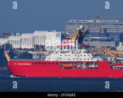 Sheerness, Kent, Großbritannien. Oktober 2021. Das Polarforschungsschiff „RRS Sir David Attenborough“ kam zum ersten Mal aus Sheerness, Kent, auf die Themse. Die Öffentlichkeit stimmte ursprünglich dafür, das Schiff "Boaty McBoatface" zu nennen - stattdessen wurde dieser Name einem ferngesteuerten U-Boot gegeben, das an Bord transportiert wurde. Das Schiff ist eines der fortschrittlichsten der Welt und kostet £200 Millionen. Kredit: James Bell/Alamy Live Nachrichten Stockfoto