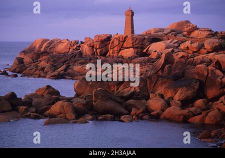 FRANKREICH. COTES D'ARMOR (22) BRETAGNE. ROSAFARBENE GRANITKÜSTE (COTE DE GRANIT ROSE) IN DER NÄHE VON PLOUMANACH Stockfoto