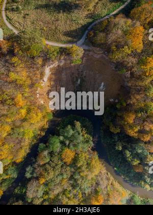 Erstaunliche Herbstfarben in der Nähe des Flusses Jiesia Stockfoto