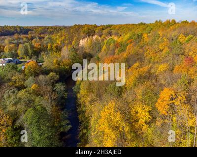 Erstaunliche Herbstfarben in der Nähe des Flusses Jiesia Stockfoto