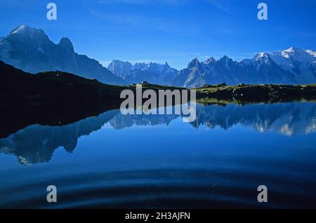 HAUTE-SAVOIE(74) WEISSER BERG (MONT-BLANC) VOM CHESERYS SEE Stockfoto