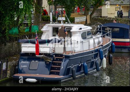 Windsor, Großbritannien. Oktober 2021. Während der Schulhalbzeit wohnte eine Familie an Bord eines großen Londoner Cruiser in Windsor. Quelle: Maureen McLean/Alamy Live News Stockfoto