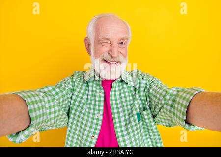 Selbstporträt von attraktiven fröhlich grauhaarigen Mann winkend gute Laune mit Spaß isoliert über hellen gelben Hintergrund Stockfoto