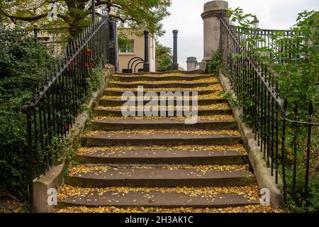 Windsor, Großbritannien. Oktober 2021. Der Herbst verlässt die alten, abgenutzten Stufen bis zu den Brückenmauttoren von Eton in Windsor. Quelle: Maureen McLean/Alamy Live News Stockfoto