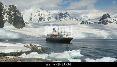 Industrieschiff schwimmt in den eisigen Gewässern der Antarktis Stockfoto